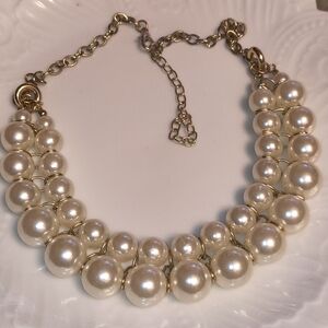 Elegant Gold Tone and Faux Pearl Necklace